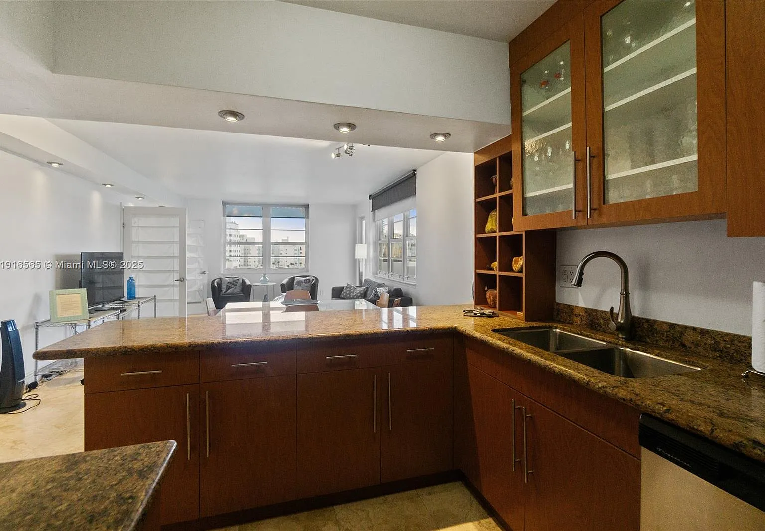 The Decoplage Condo — Photo 3