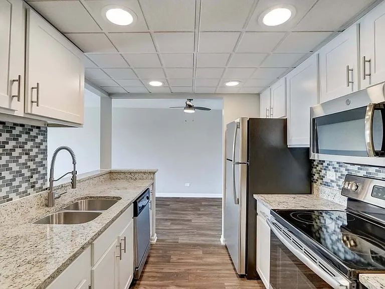 Upgraded 1 Bedroom Tower Scene Kitchen
