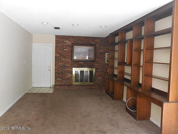 4th image of 209 Holly Ln