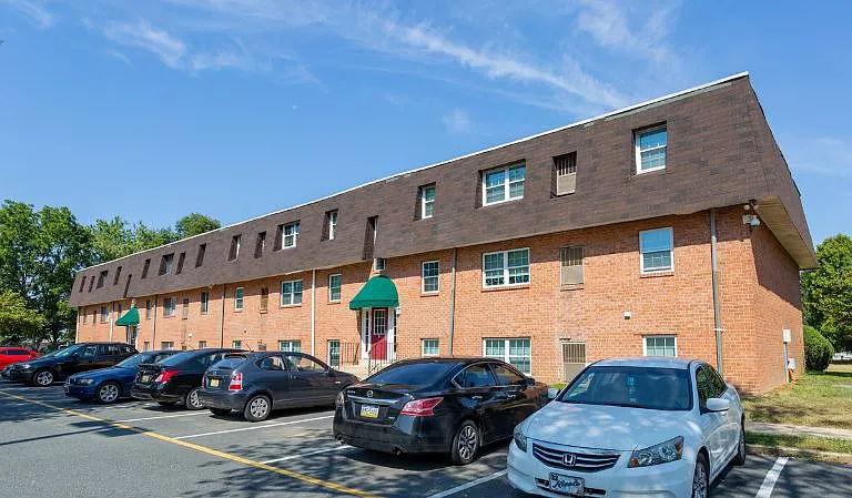 Towne Point Apartments — Photo 2