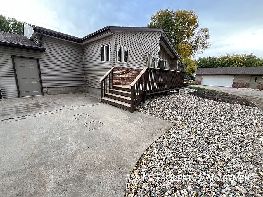 1st image of 604 S Gordon Dr