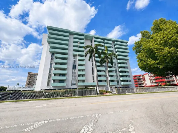 1825 W 44th Pl APT 501, Hialeah, FL 33012