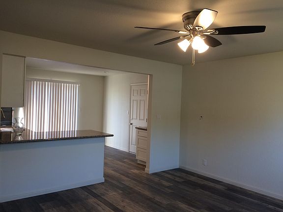 Living Room w/ceiling fan