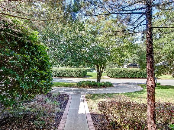 Circular drive to front door invite!