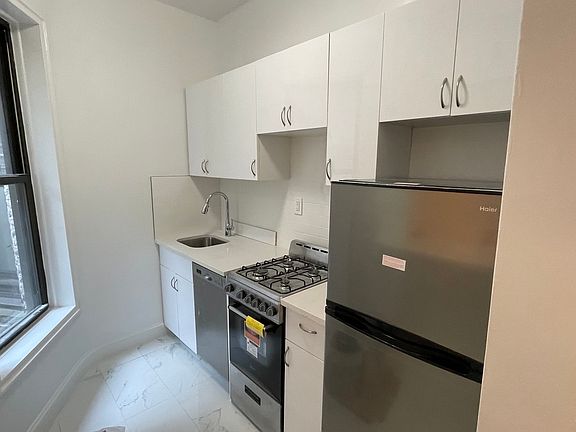 3rd image of 321 E 66th St APT 4C