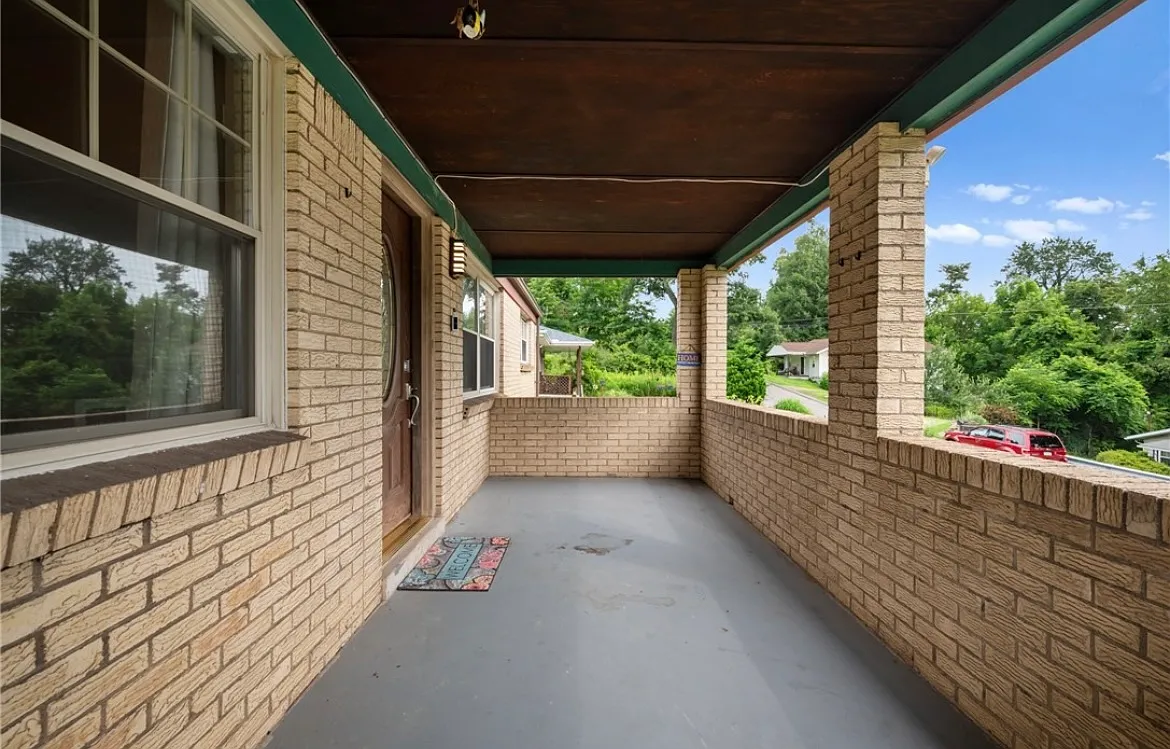 3 bed, 1400 sqft, $1,700 — Photo 2