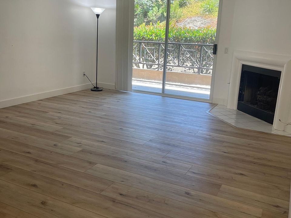 Living room w/ gas fireplace