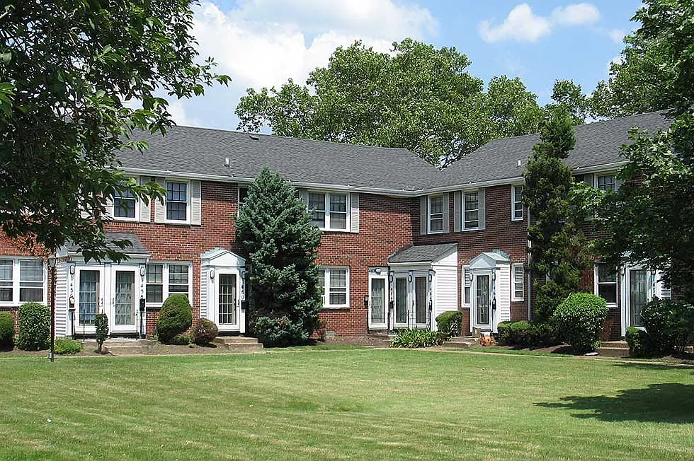 Sheridan Manor — Photo 3