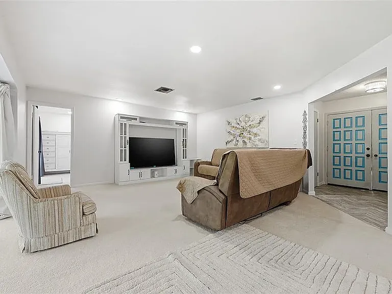 2325 Lauderdale Ct — Photo 4