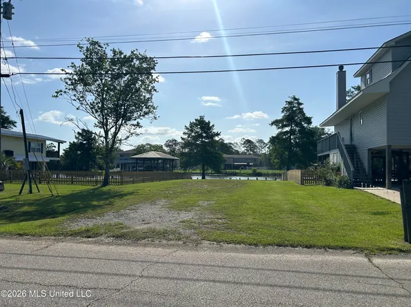 15024 Choctaw Dr, Kiln, MS 39556