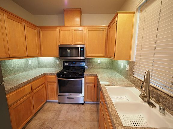 Kitchen with a lot of storage space ; tiled flooring