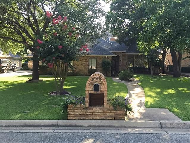 1st image of 825 Kingston Dr