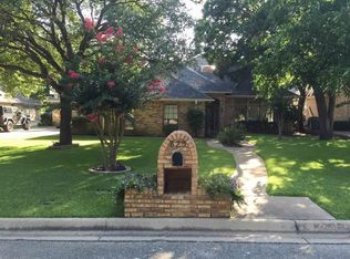 825 Kingston Dr, Mansfield, TX 76063
