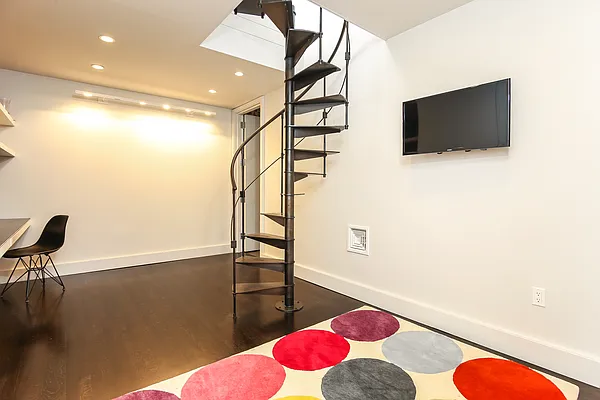 Sold by Avenue Sotheby's International Realty | media 9