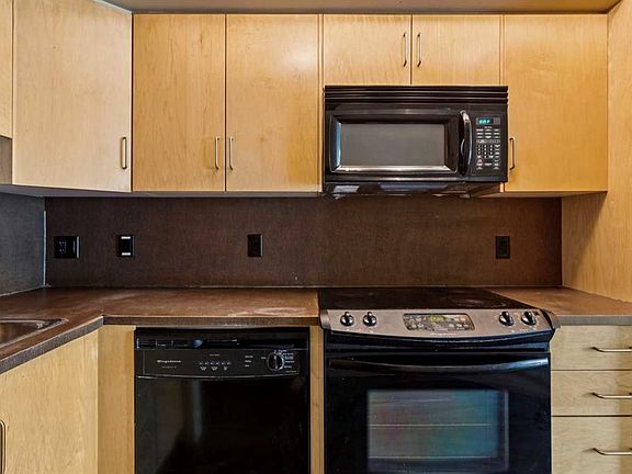 4th image of 188 SE 15th Ave SW #303