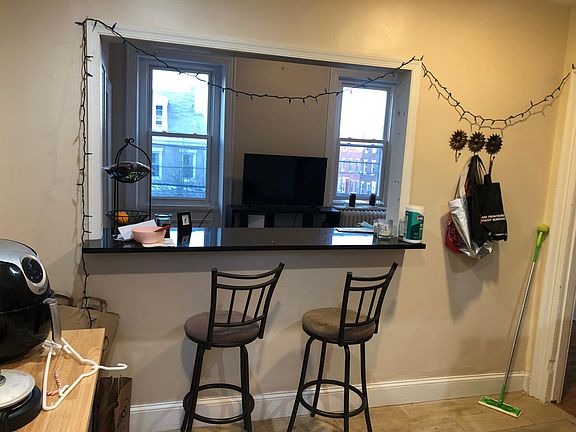 Kitchen bar with view of livingroom