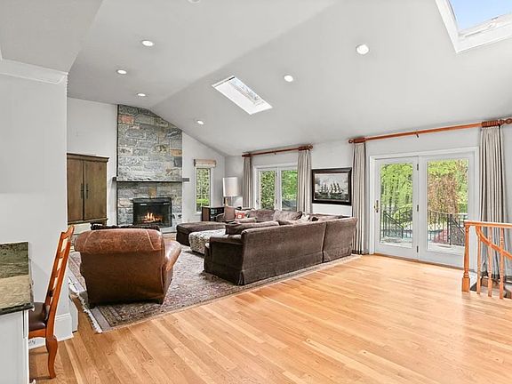 5th image of 376 Westover Rd