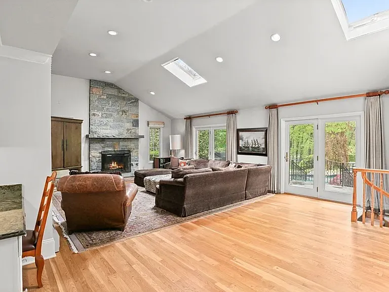 376 Westover Rd — Photo 5