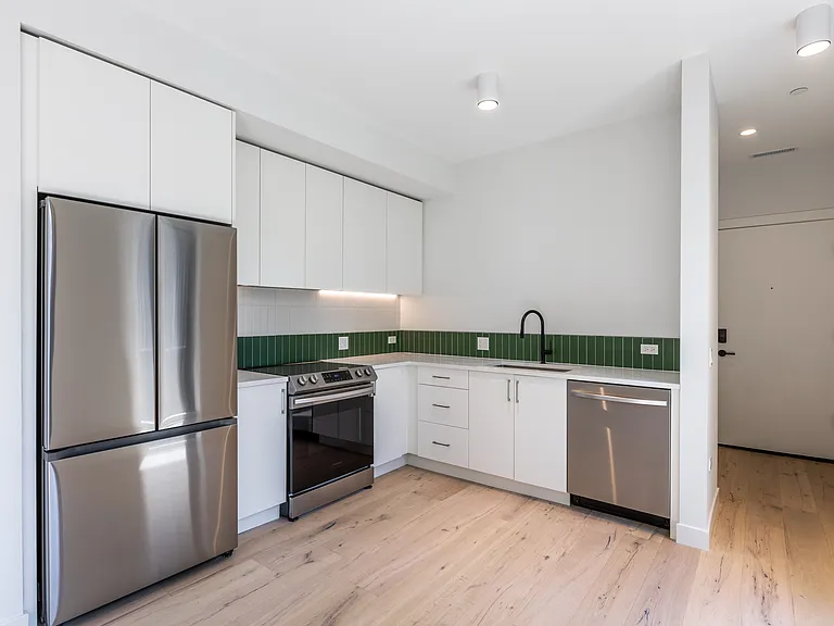 1712 Oak #204