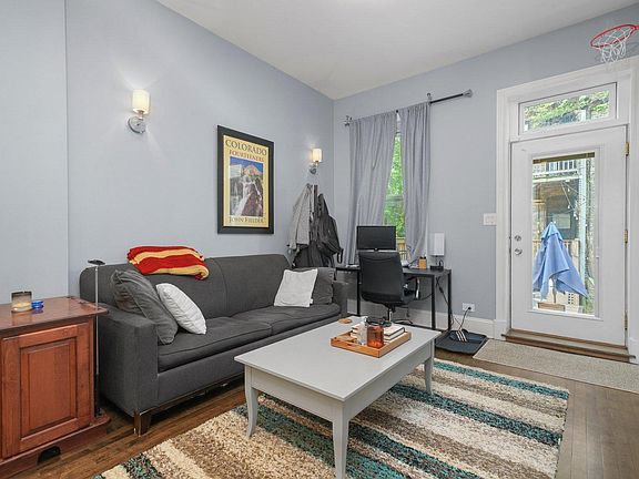 3rd image of 1527 N Claremont Ave #1R
