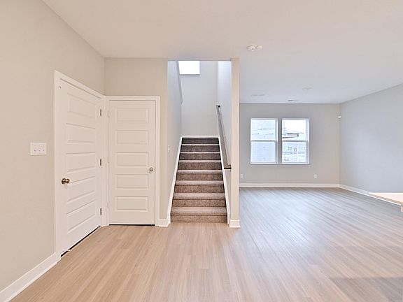 5th image of 2044 Rowena Ln