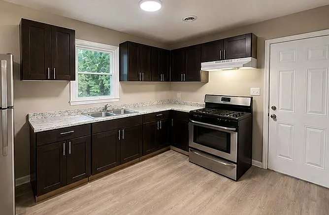 616 W College St - Unit 6 — Photo 3