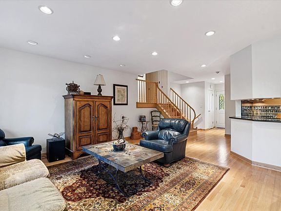 3rd image of 1565 Crabtree Ln