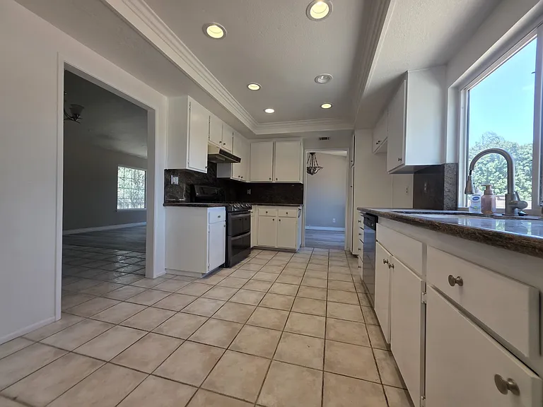 2911 S Colonial Ave — Photo 5