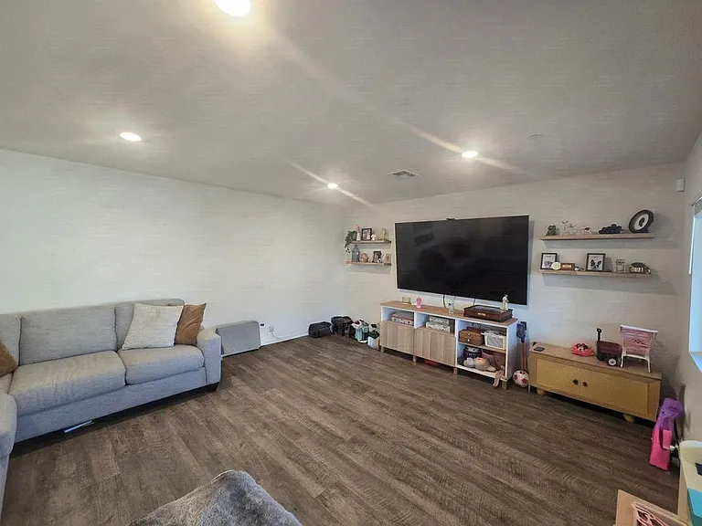 1231 Memorial Ave — Photo 14