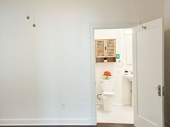 5th image of 512 E Dewey Pl APT 6