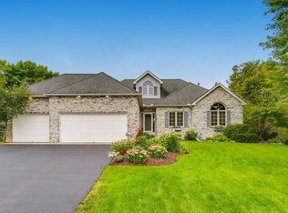 1153 Ridge Bluff Ct, Chaska, MN 55318