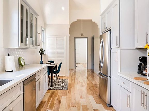 5th image of 275 Oak St #275