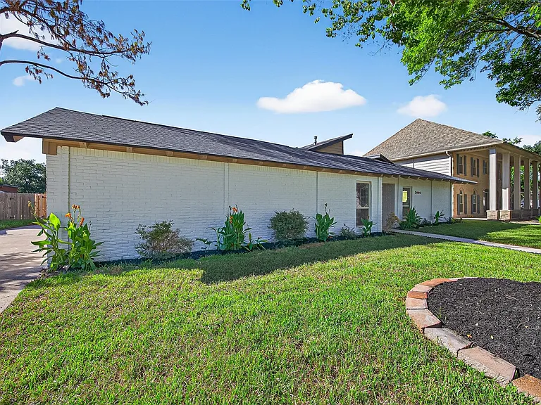 3006 Golden Hills Ln — Photo 3