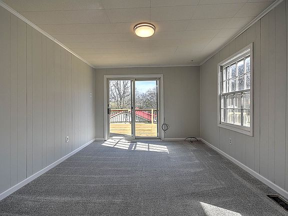 4th image of 1528 Valley Dr
