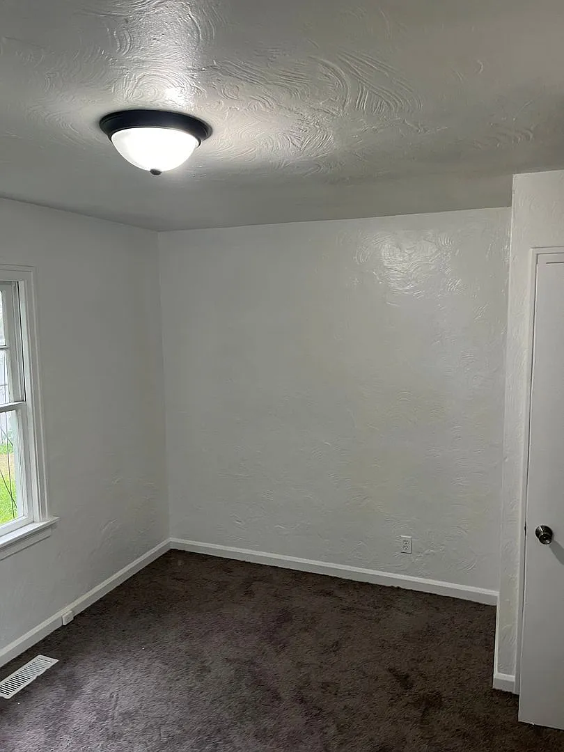 Single Family Home 2 Bd 1 Bath, $950 — Photo 2