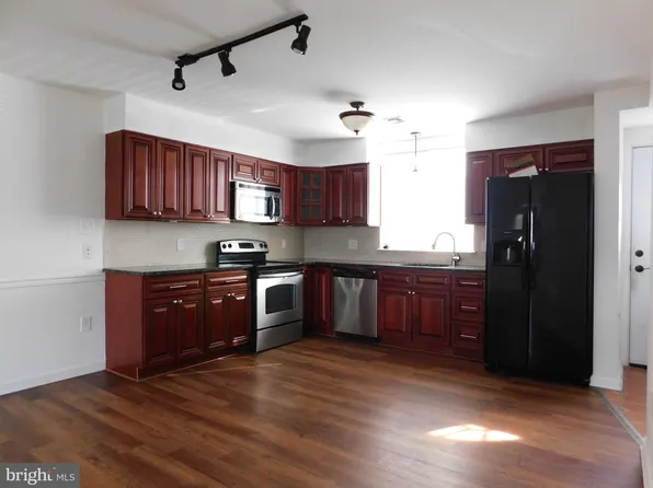 2417 Bloomsdale Rd, Levittown, PA 19057