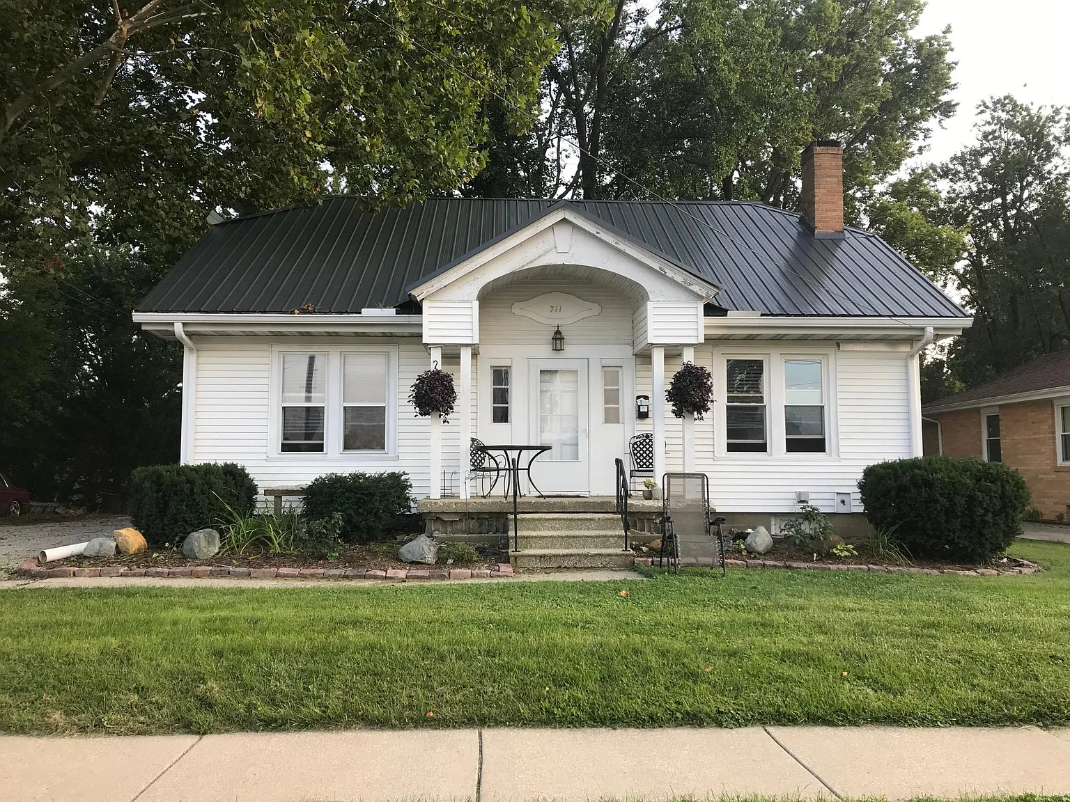 4 bed, $1,800 — Photo 1