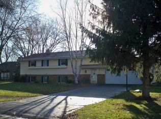 705 Fox Knoll Dr, Waterford, WI