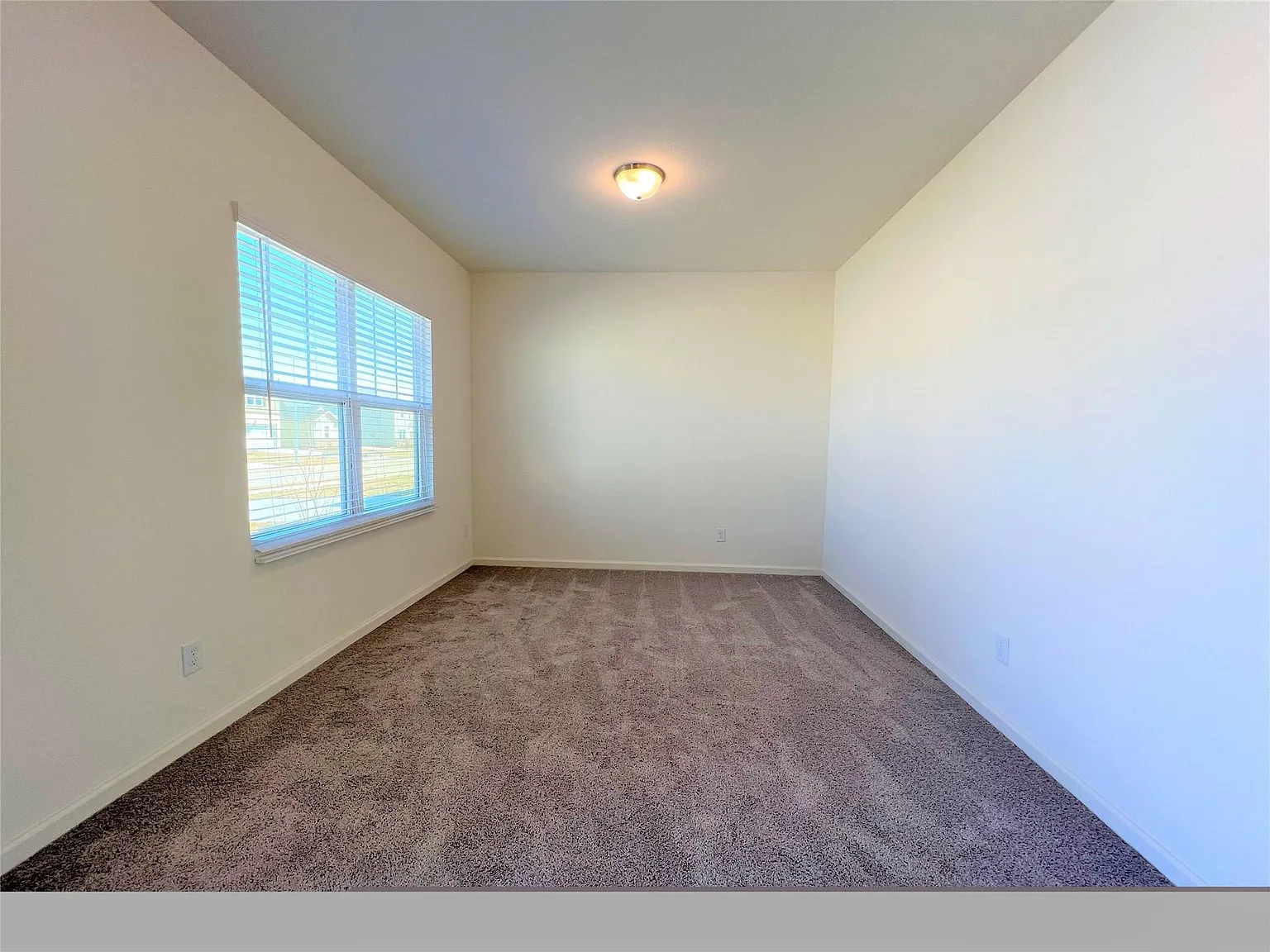 4 bed, 2.5 bath, 2132 sqft, $2,140 — Photo 2