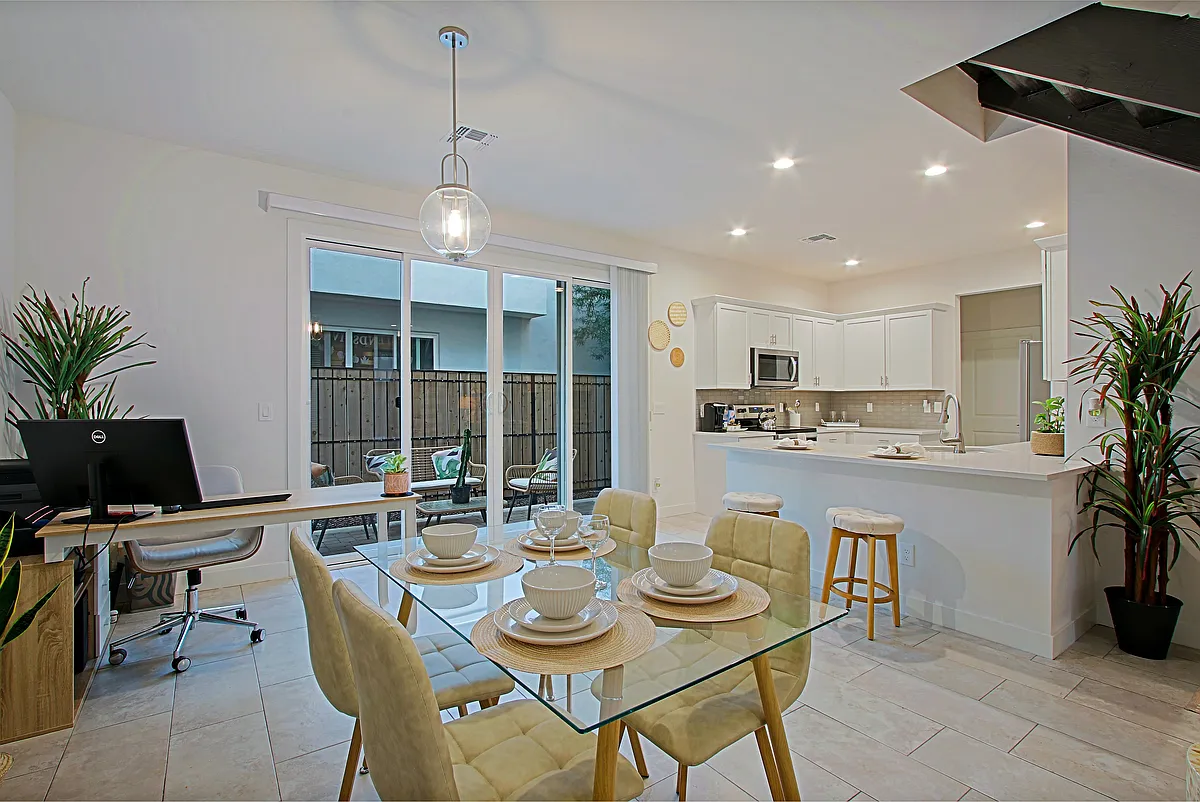 Building Photo - Luxana Apartments