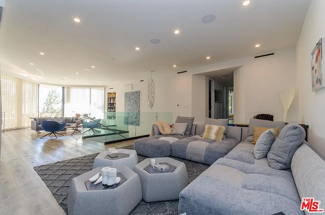 3 bed, 4.0 bath, 4500 sqft, $13,999 — Photo 1