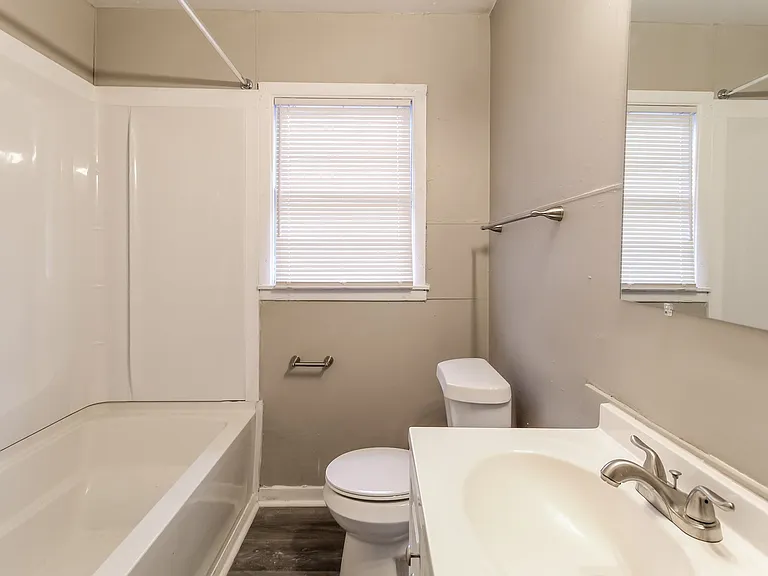 1768740_024_main_bathroom_13601086.jpg
