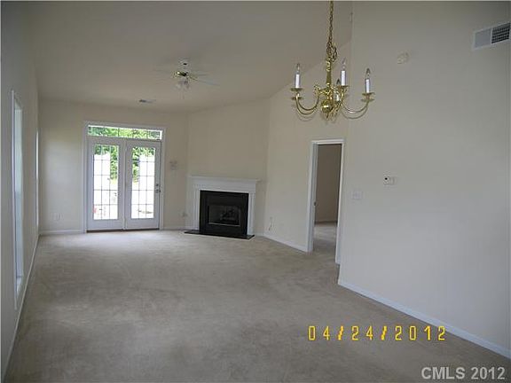 LIVING/DINNING ROOM