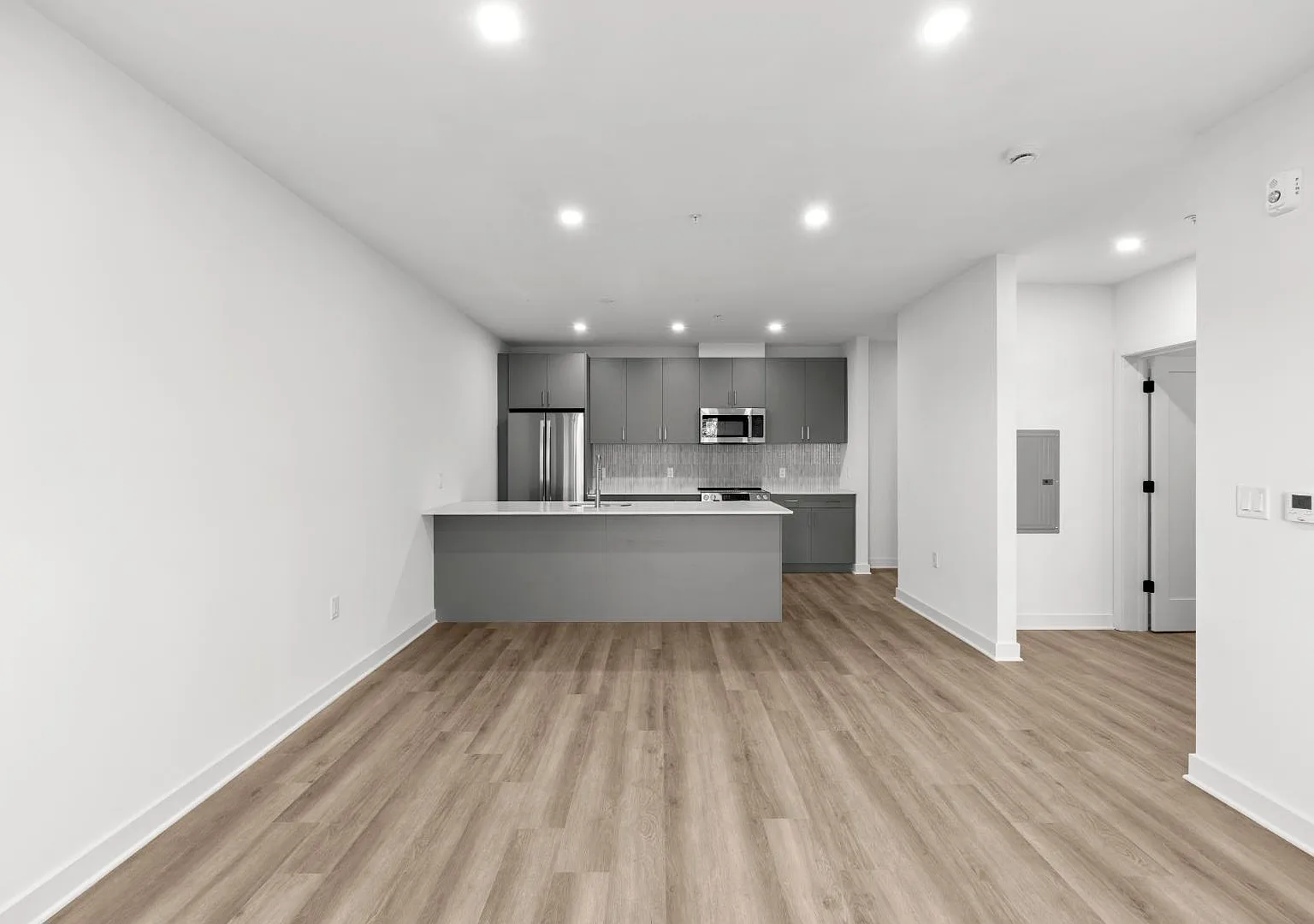 180 Morris Ave - 102 — Photo 3