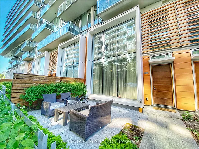 29 Queens Quay E #Townhouse 125 — Photo 1