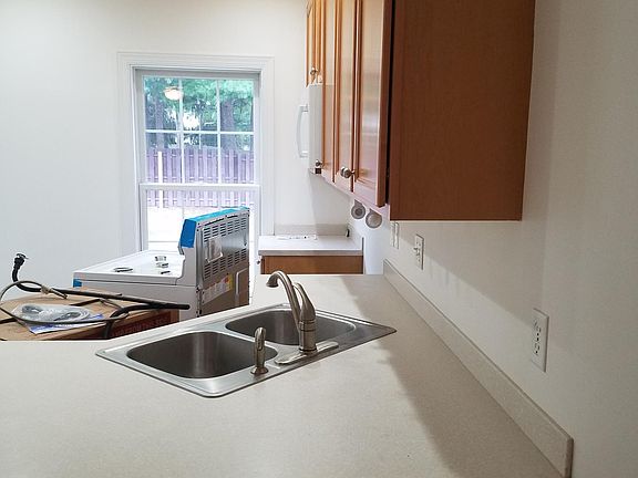 5th image of 5849 Broadway St APT 5