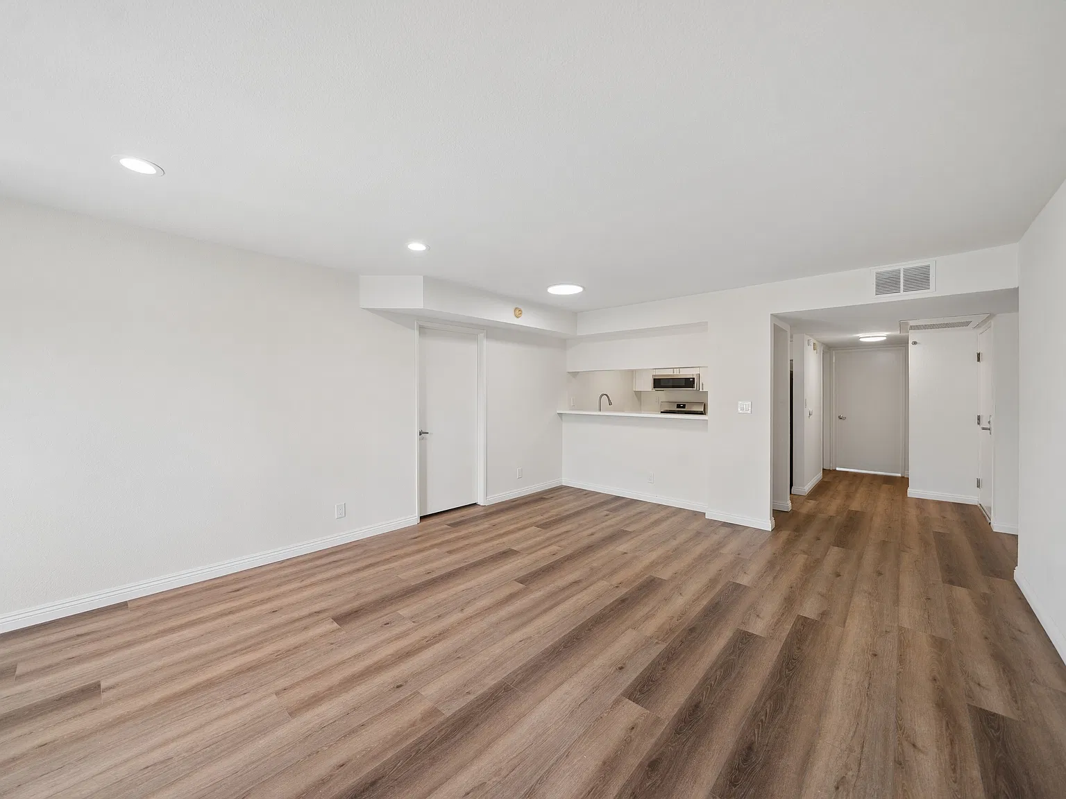 870 Crenshaw — Photo 4