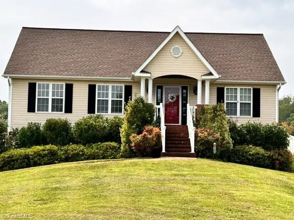 1120 Sterling Pointe Dr, King, NC 27021