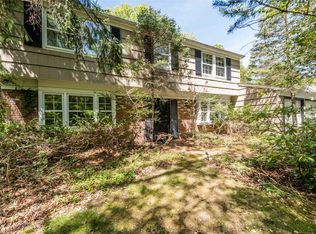 40 Pembrook Dr, Stony Brook, NY 11790