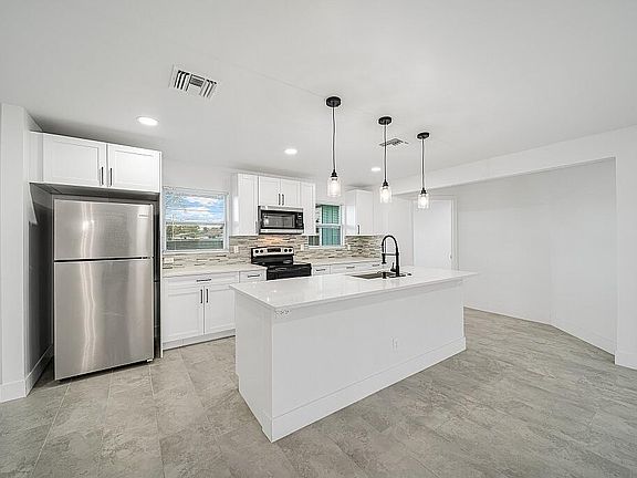 5th image of 185 8th Avenue SW